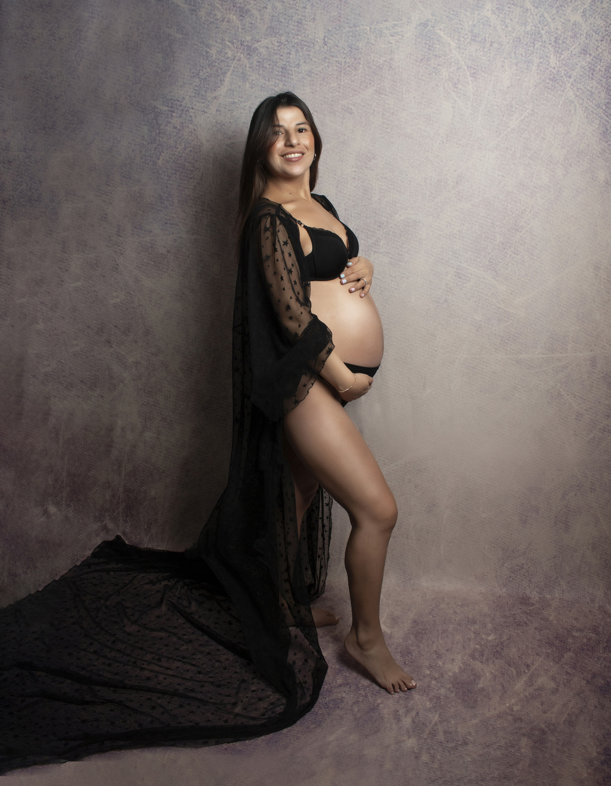 embarazada cuerpo entero con bata transparente negra