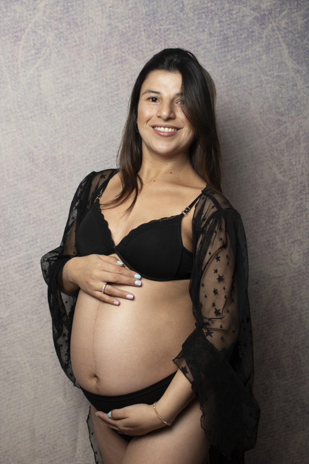 embarazada plano medio con bata transparente negra