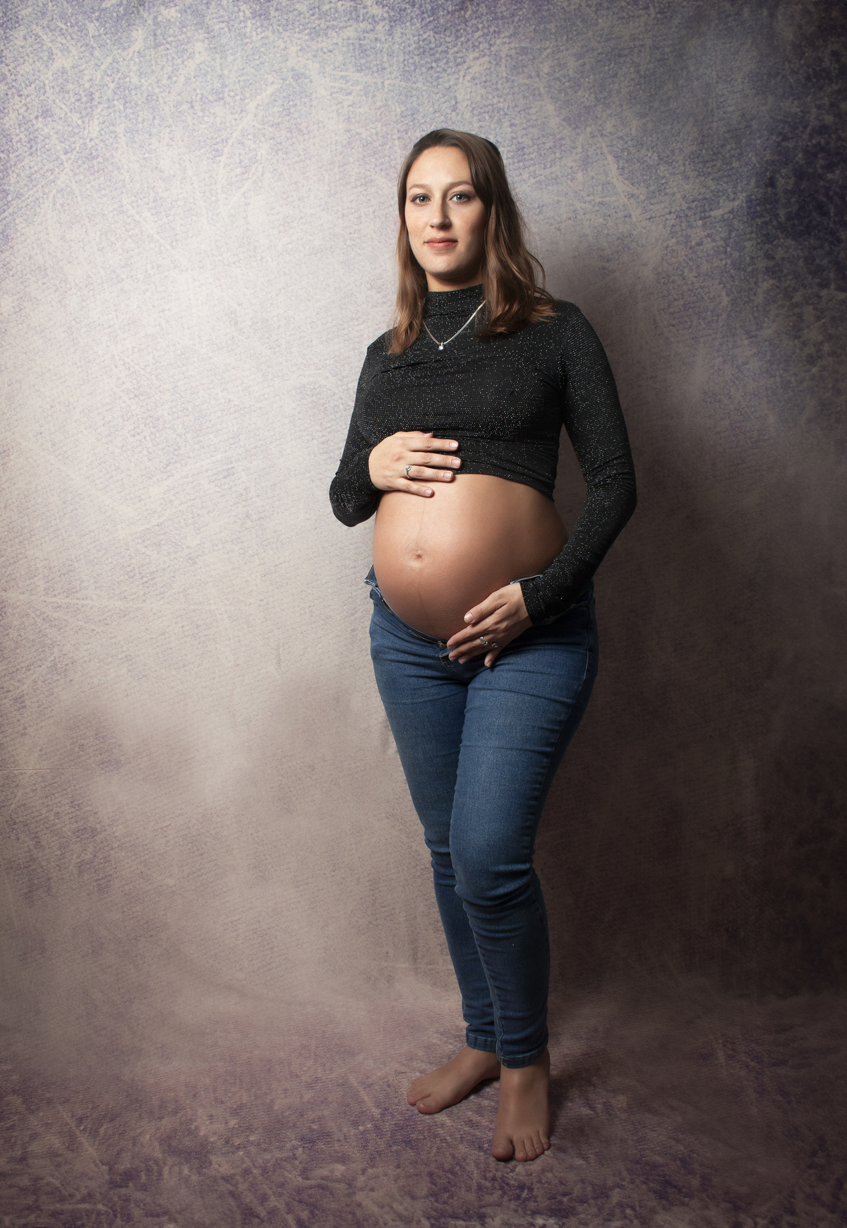 embarazada con ropa casual