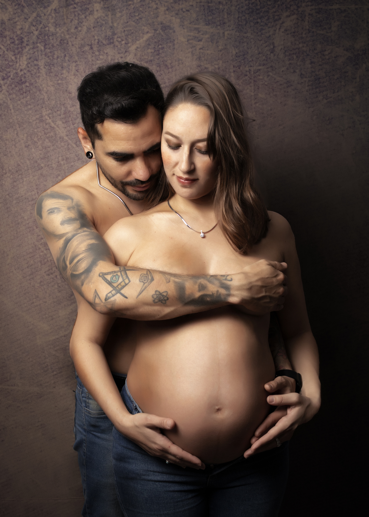 embarazada y su pareja, semidesnudos