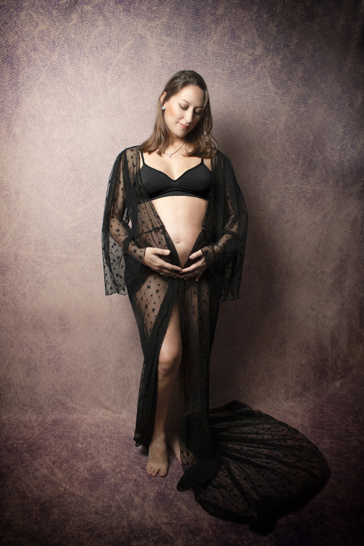 embarazada con bata negra transparente