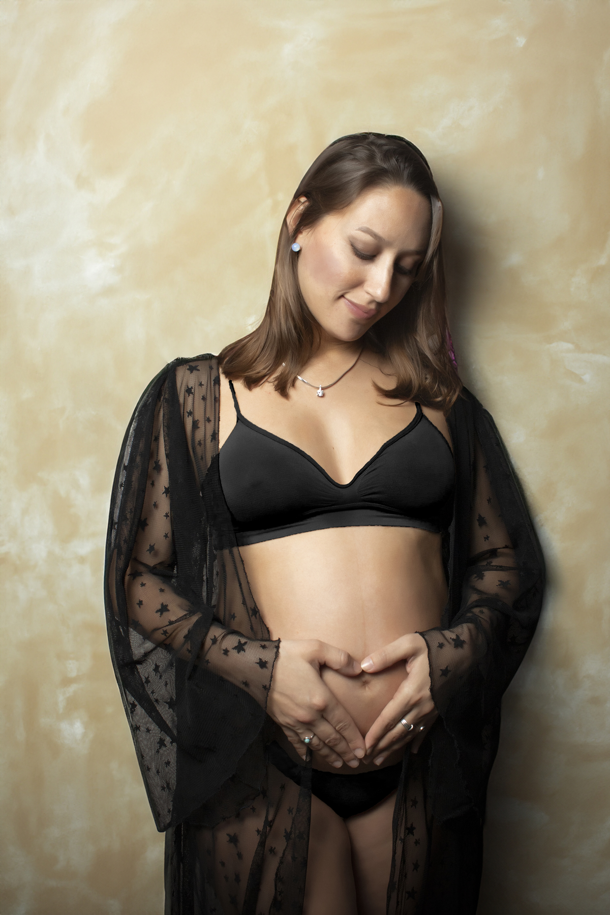 embarazada con bata negra transparente