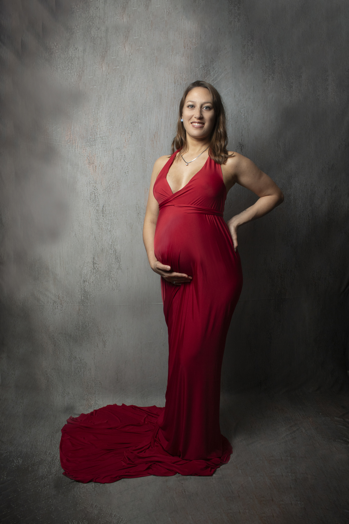 embarazada con vestido rojo elegante