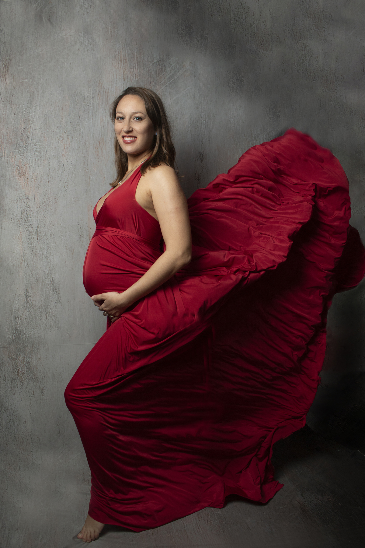 embarazada con vestido rojo elegante, volado