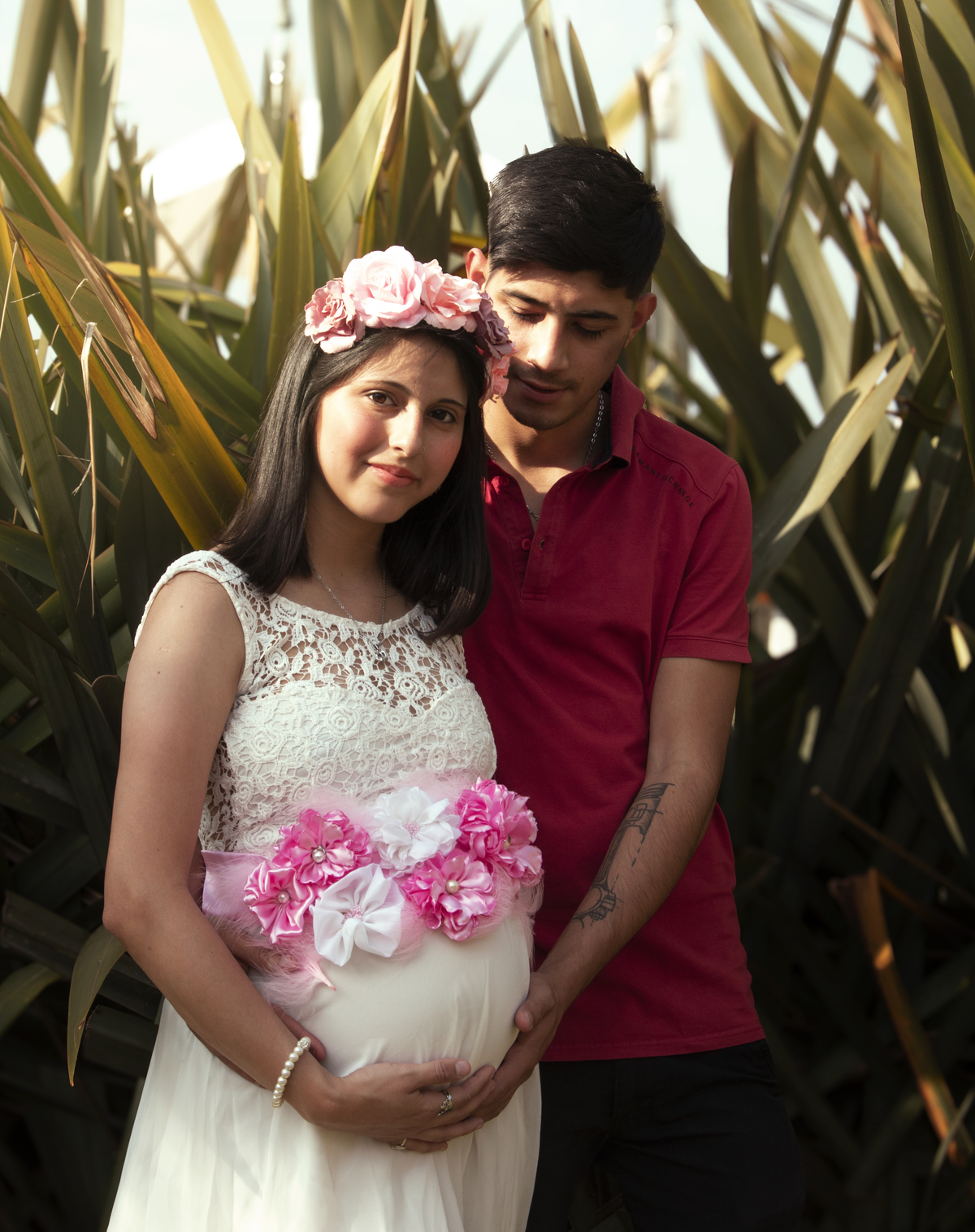 embarazada y su pareja, plano medio