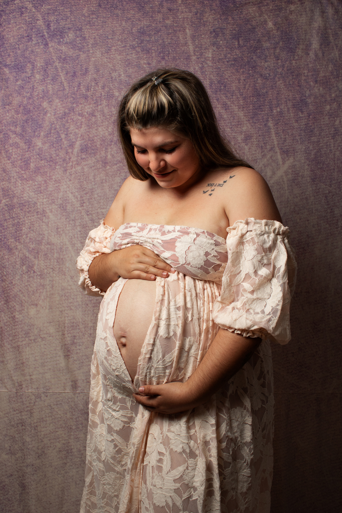 embarazada vestida estilo romántico mirando su panza