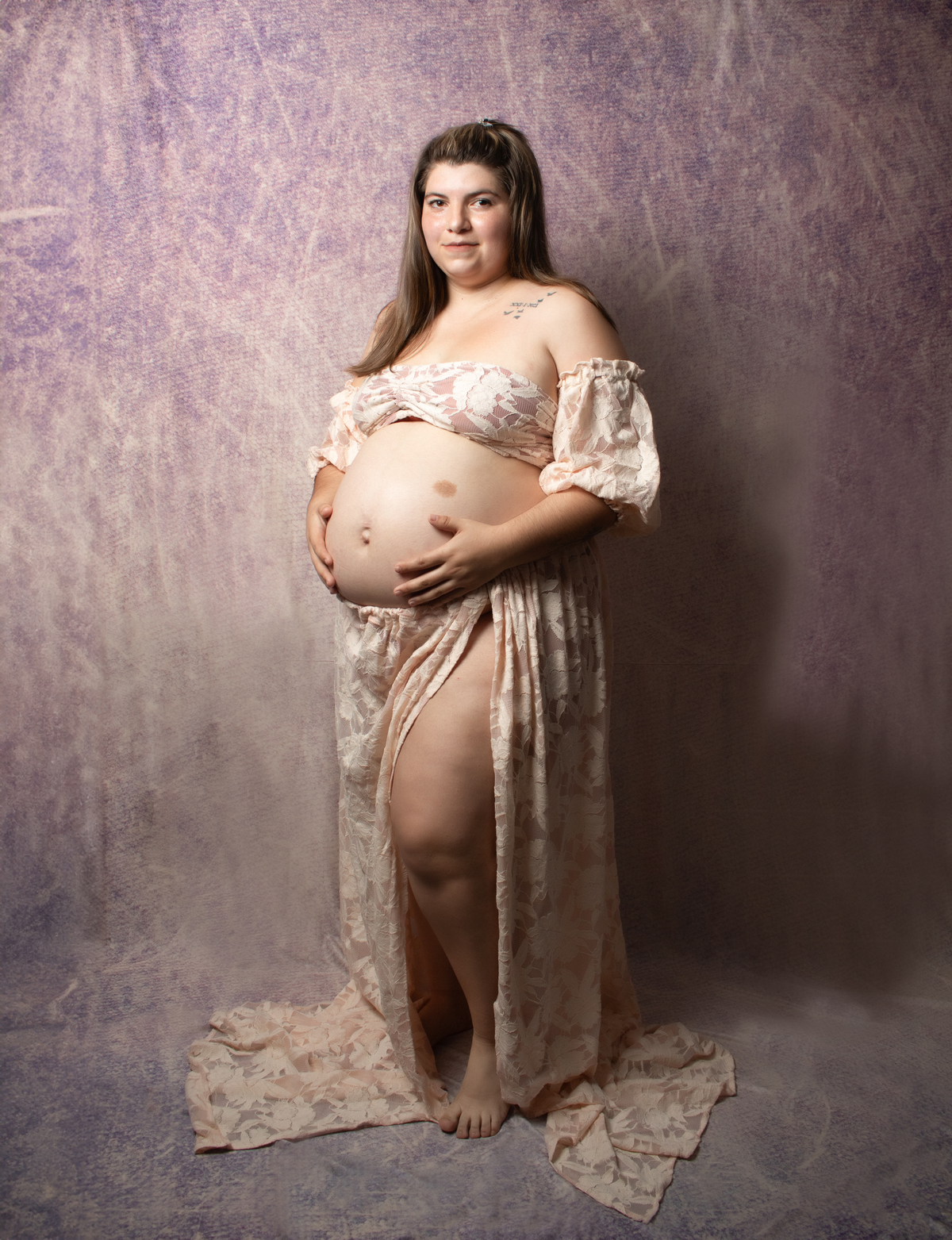 embarazada con vestido de encaje mostrando la panza