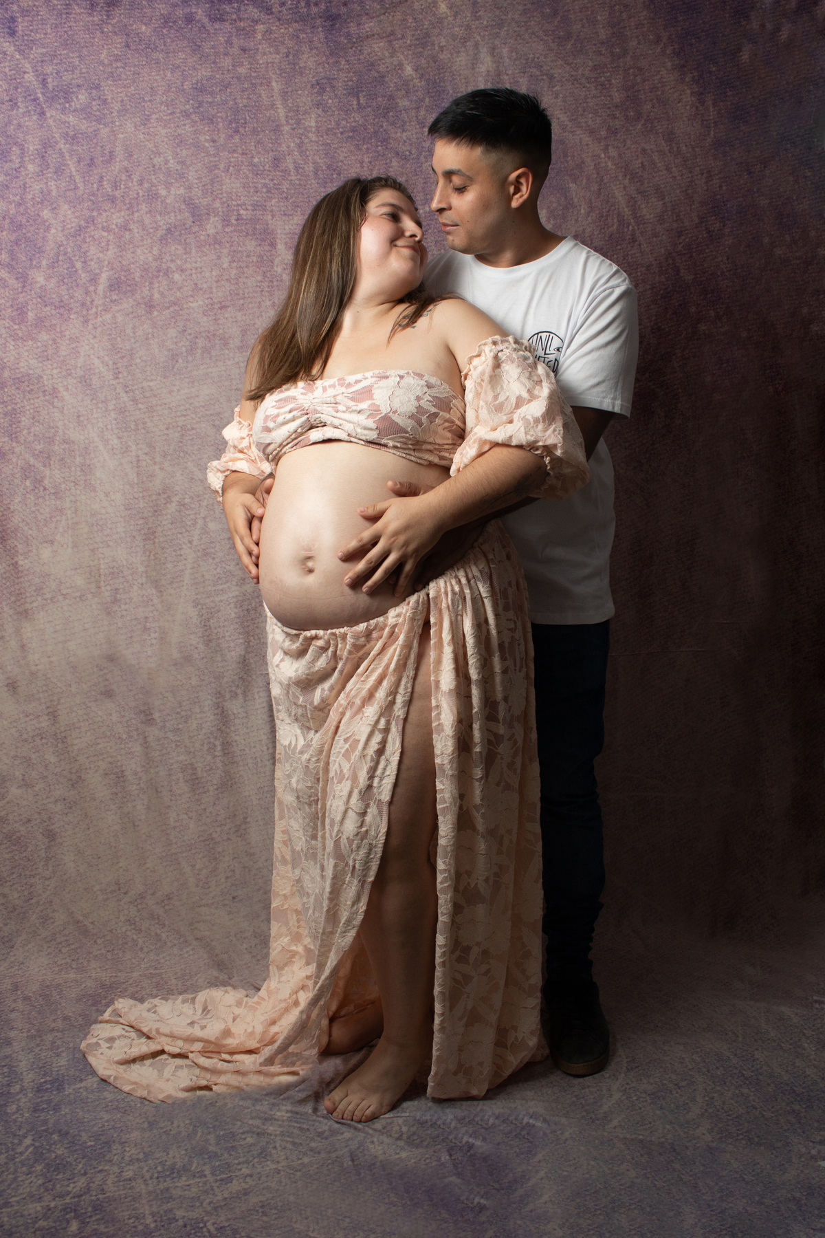 embarazada vestida estilo romántico con su pareja