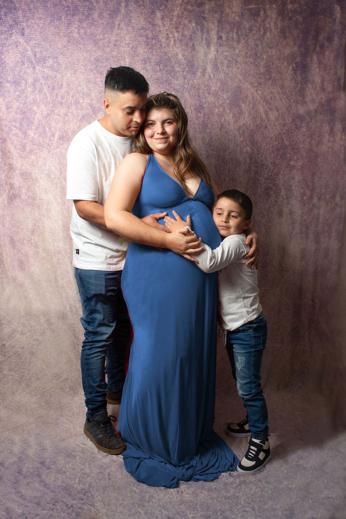 foto familiar embarazada, hijo y pareja