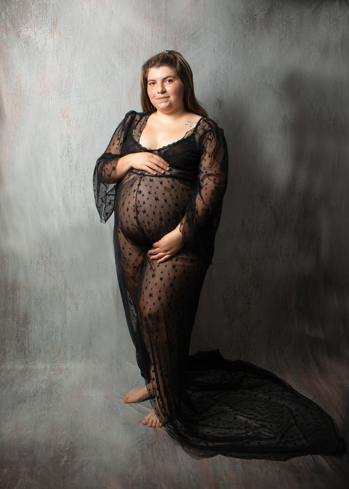 embarazada con bata negra transparente plano general