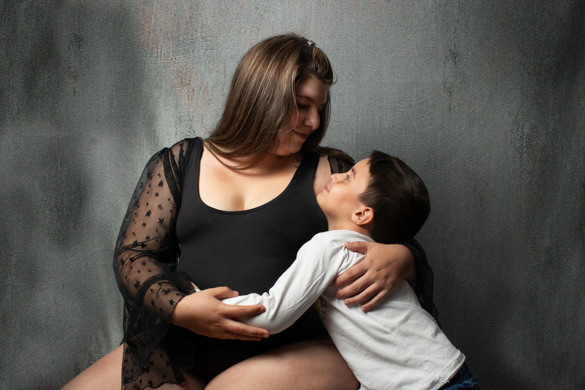 embarazada y su hijo plano medio