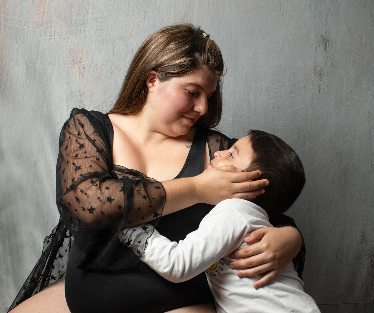 embarazada y su hijo, plano medio