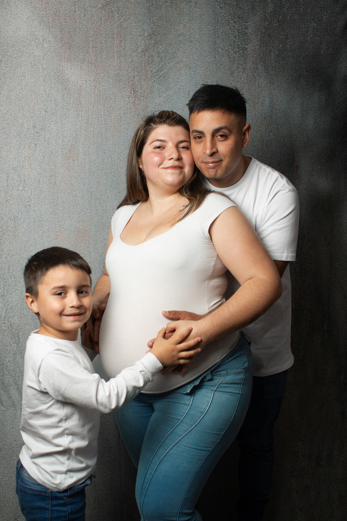 foto familiar embarazada, hijo y pareja