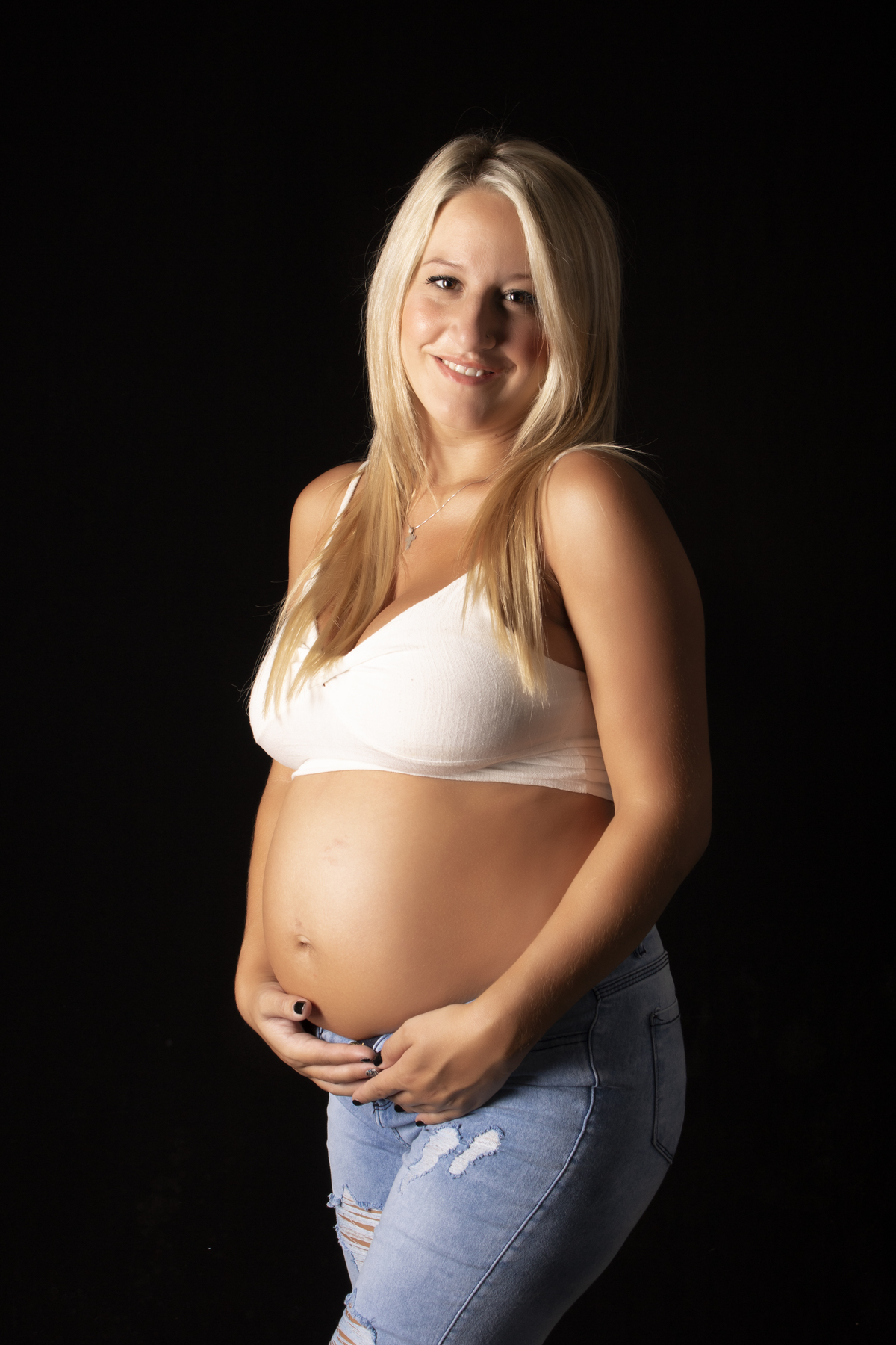 embarazada plano medio, fondo negro