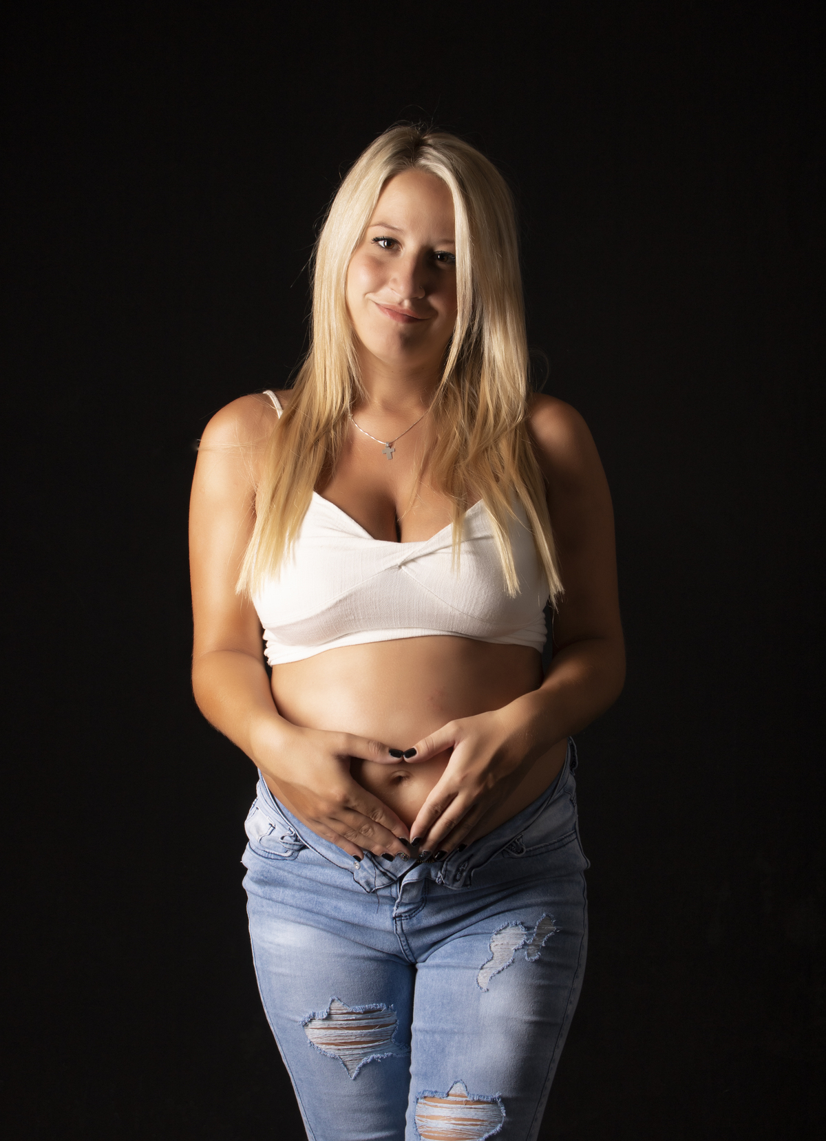 embarazada plano medio, fondo negro