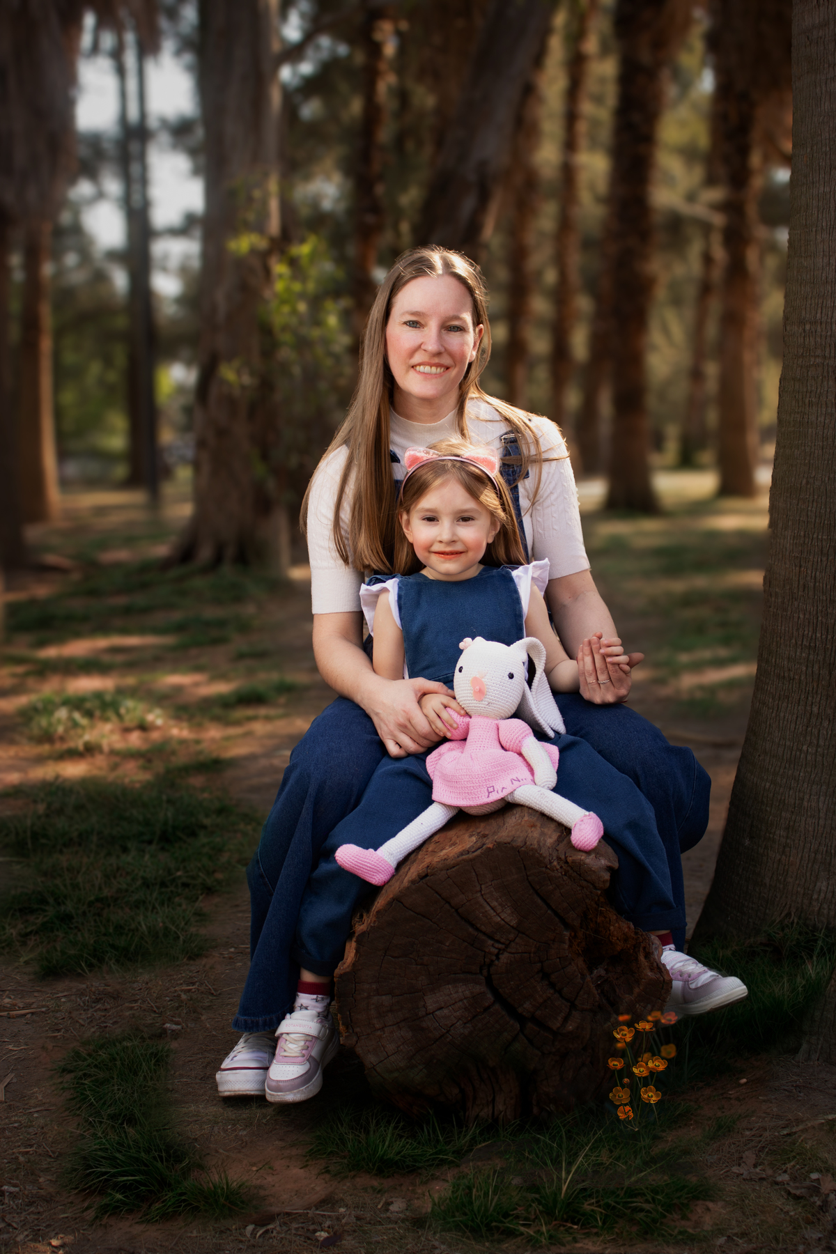 Madre e hija en un bosque