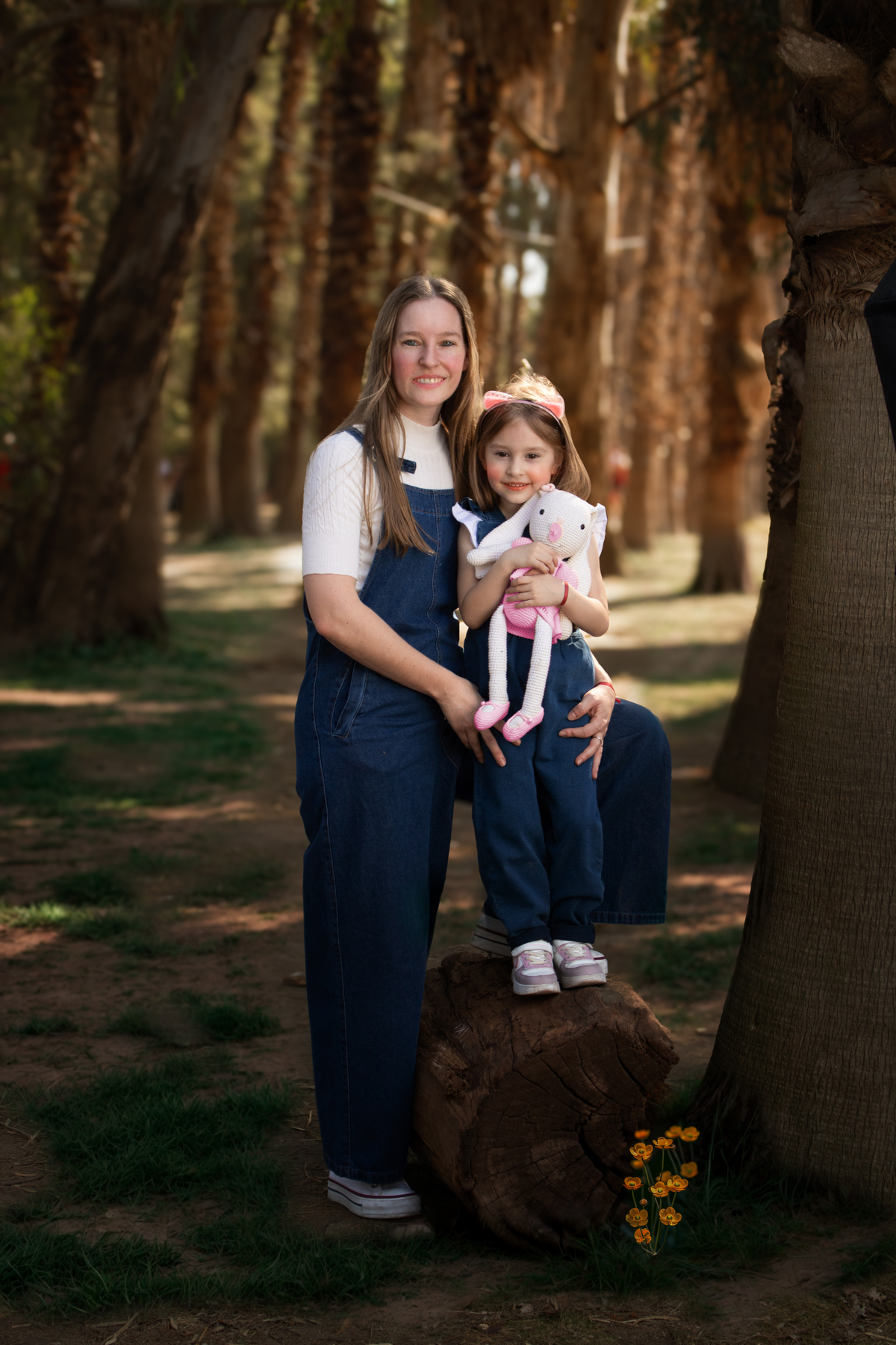 Madre e hija en un bosque
