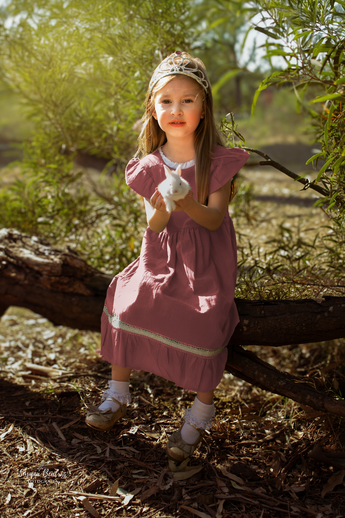 Niña con un conejo en el bosque vestido campesino