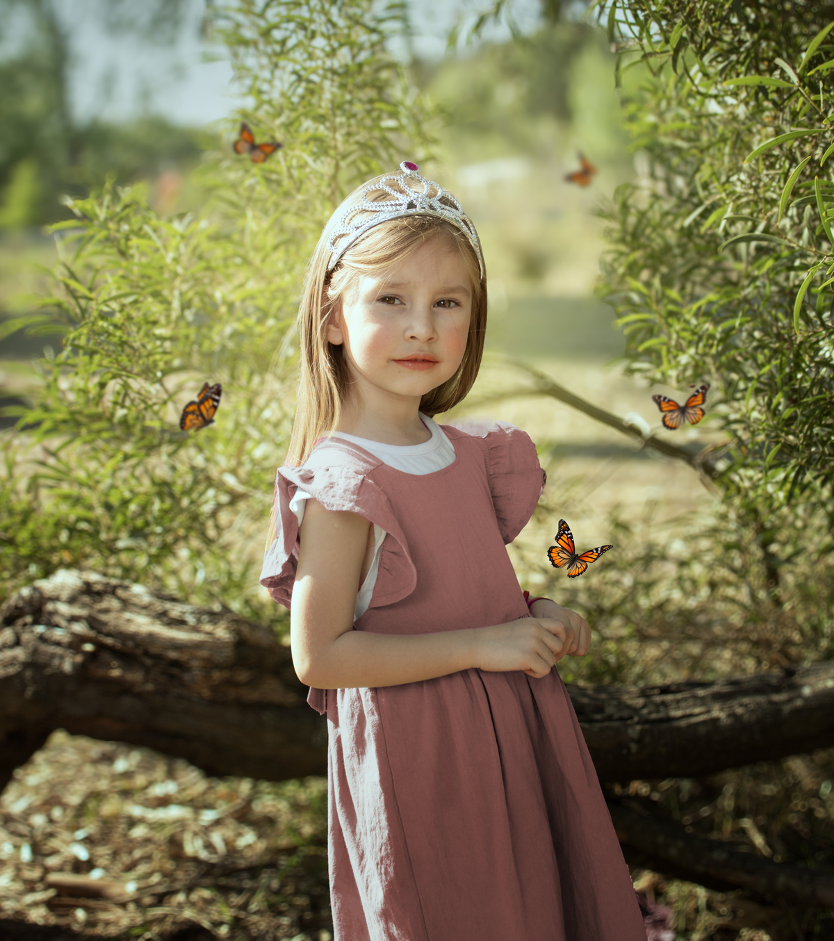 Niña con mariposas en el bosque vestido campesino