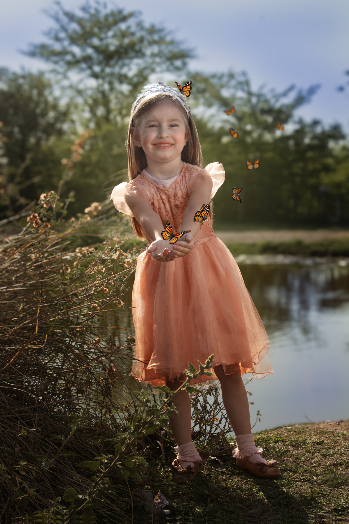 Niña con mariposas en el bosque junto a un lago