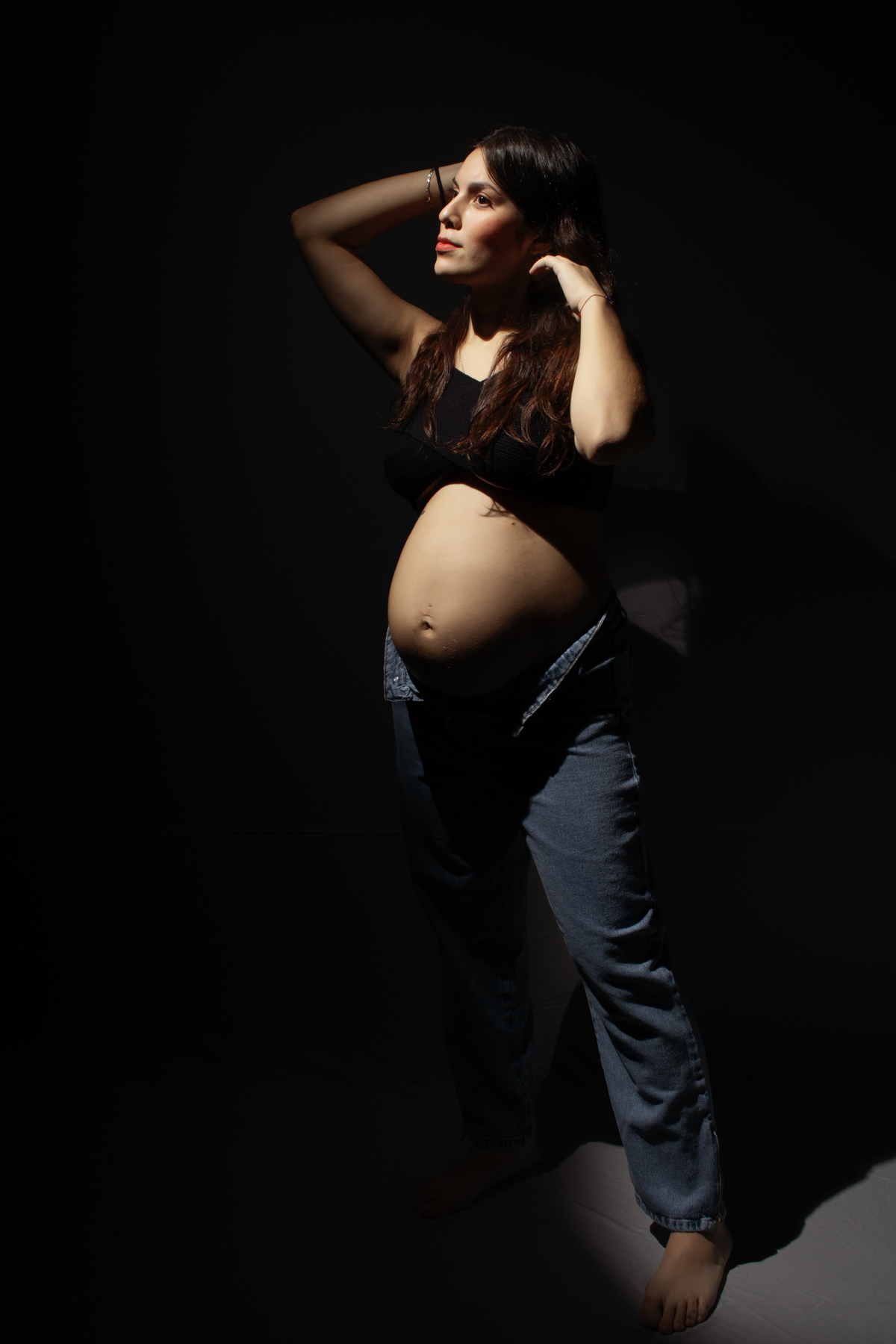 embarazada con ropa informal fondo oscuro