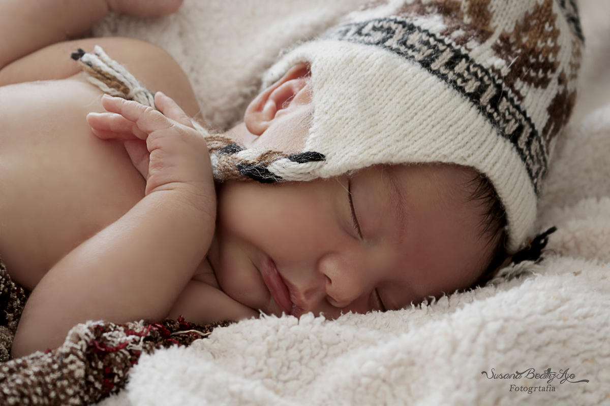 bebe con capuchita de costado