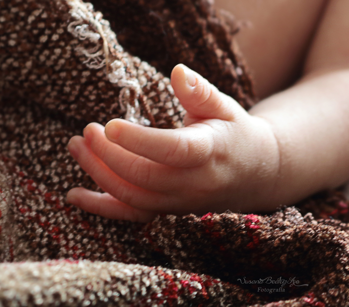 manito de bebe con manto marron de hilo