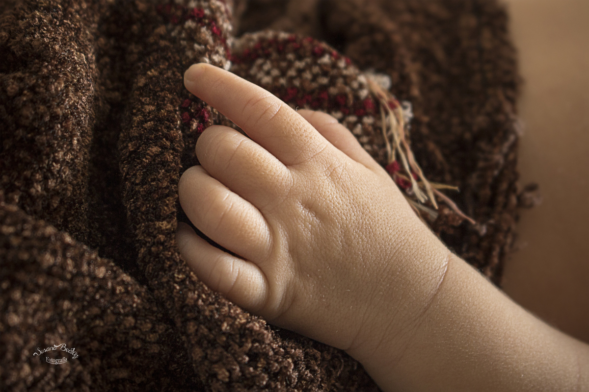 manito de bebe con manto marron de hilo