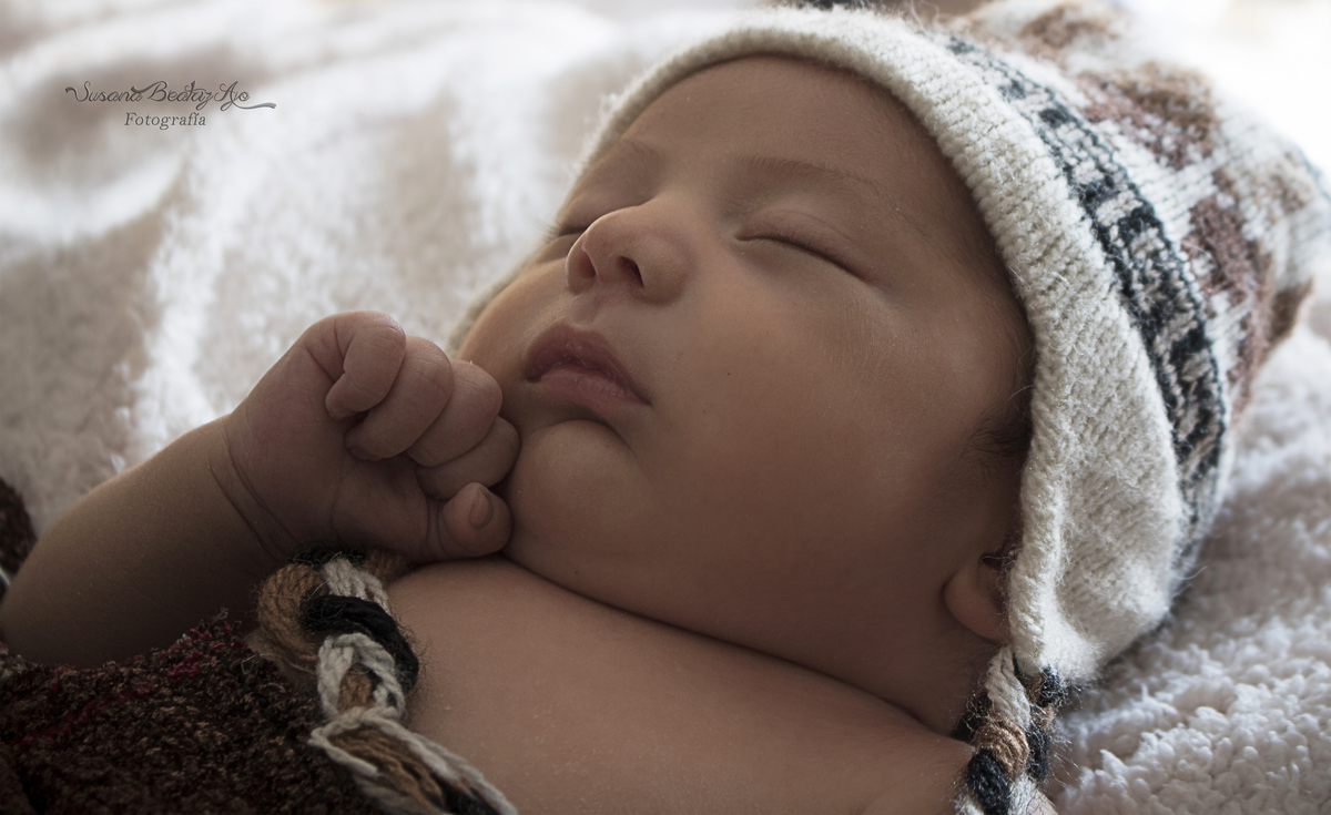 bebe carita tres cuarto perfil con capuchita