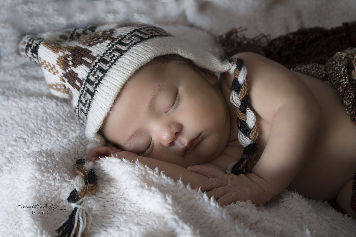 carita de bebe de costado con capuchita