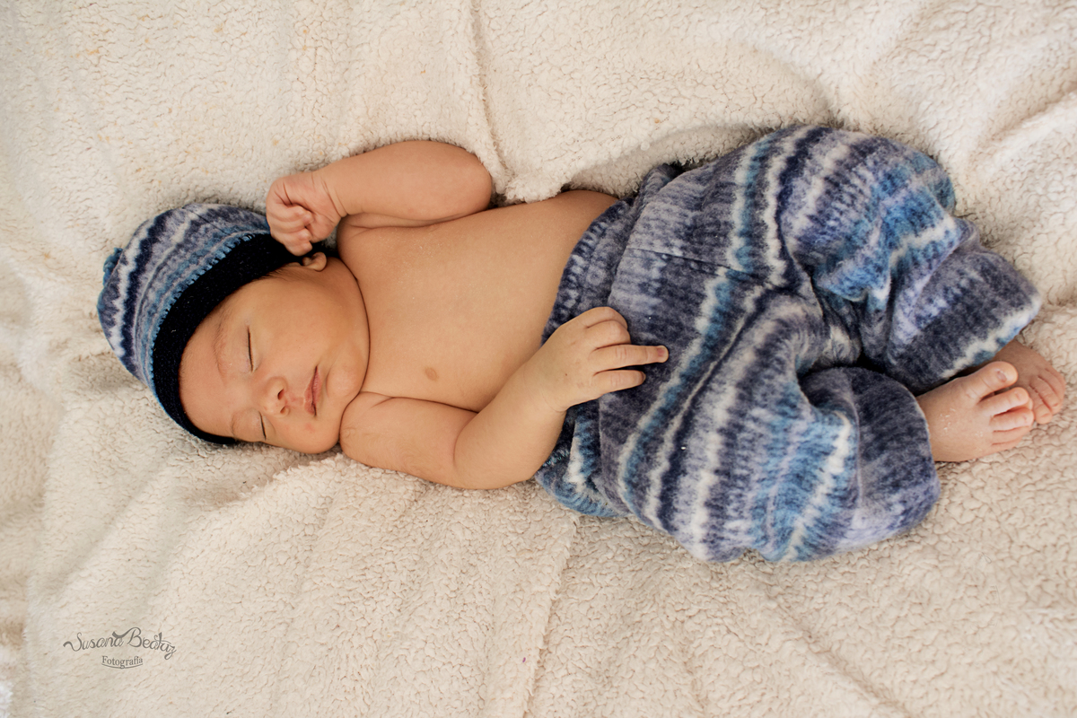 bebe entero con pantaloncito y gorrito celeste, azul y blanco