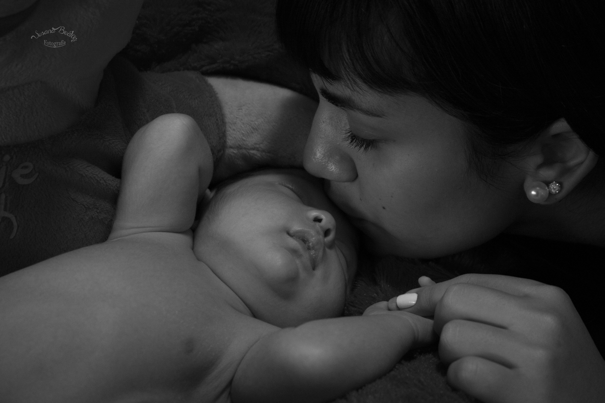 bebe besado por la hermana en blanco y negro