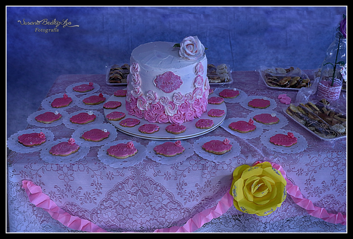 niña jugando en tobogan de pelotero