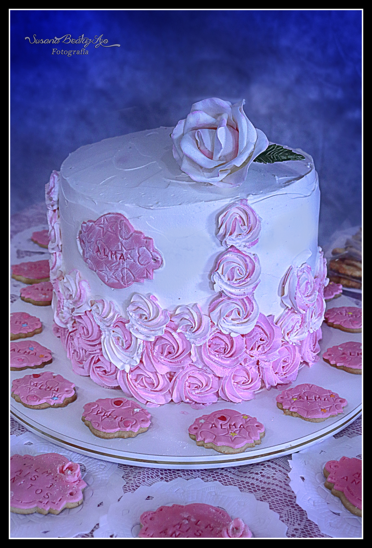 torta de cumpleaños blanca con decoracion en rosas sosal y al tono,