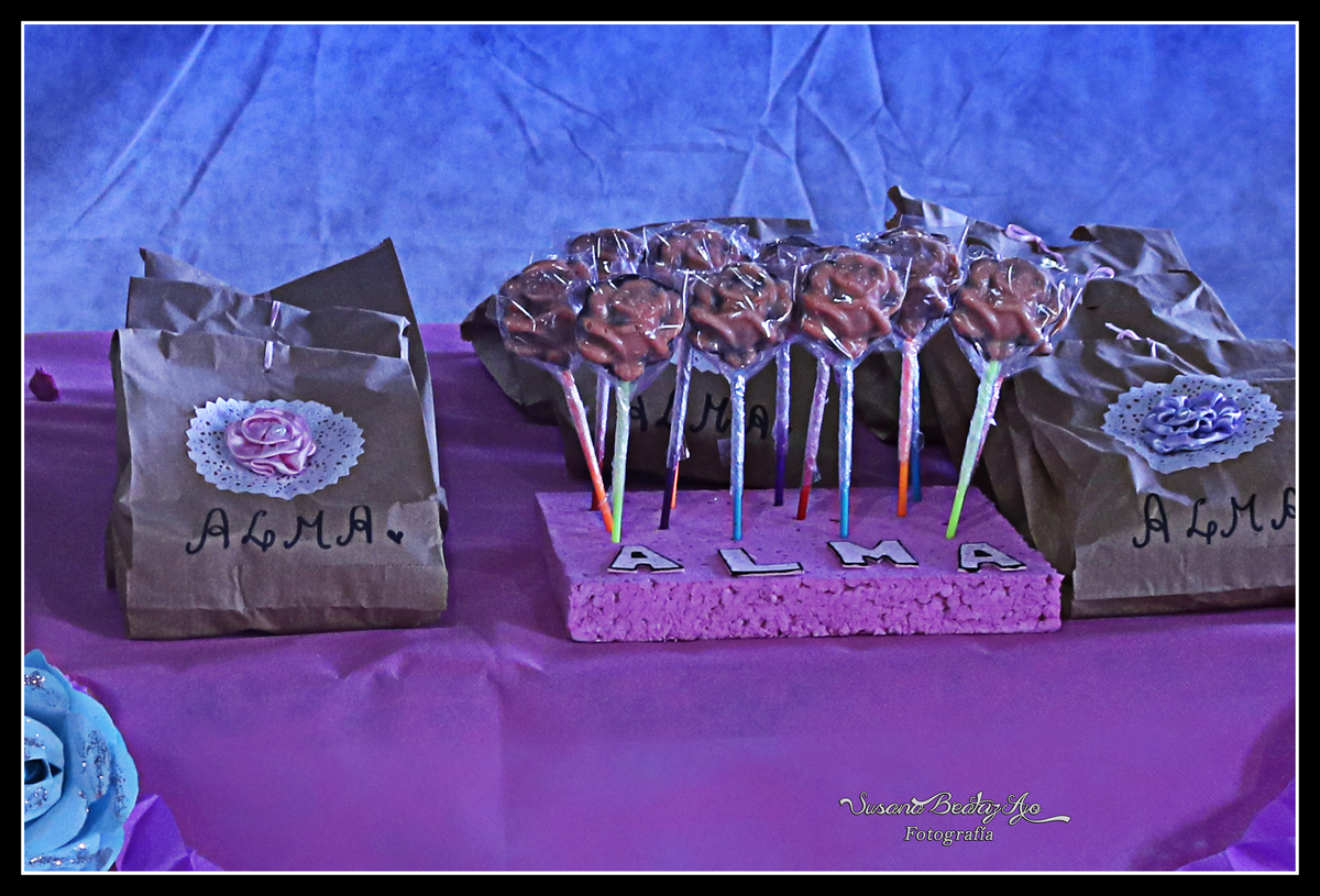 bolsitas de golosinas y choetines de chocolate decorado