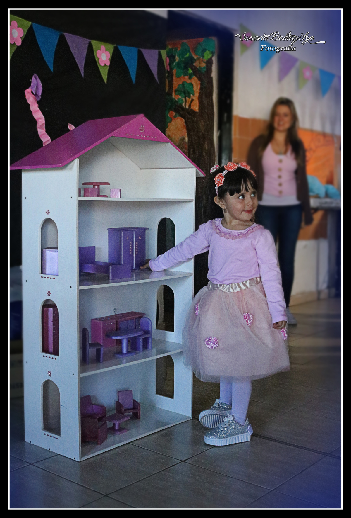 niña con casita de Barbie