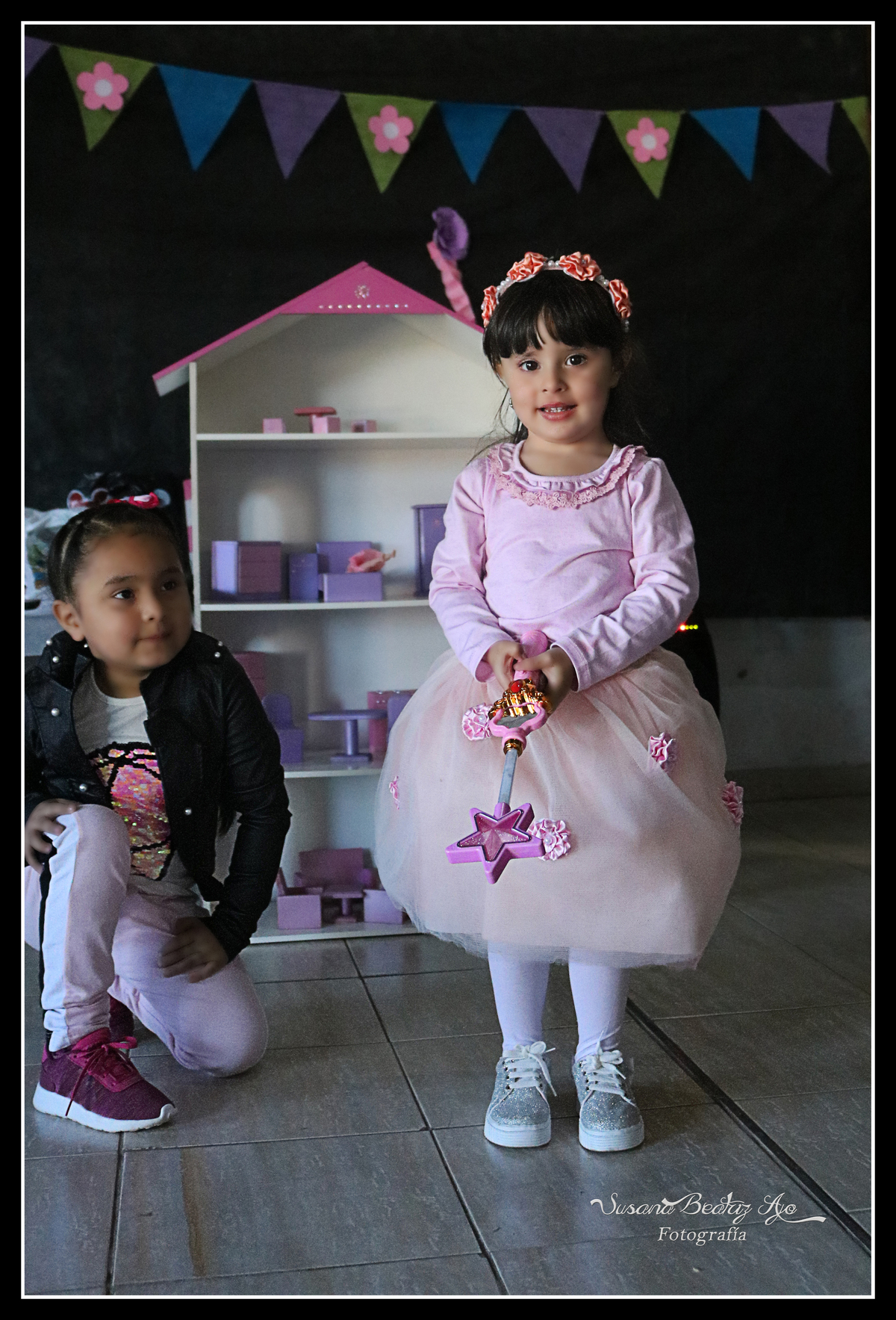 niña jugando con varita magica y amiga