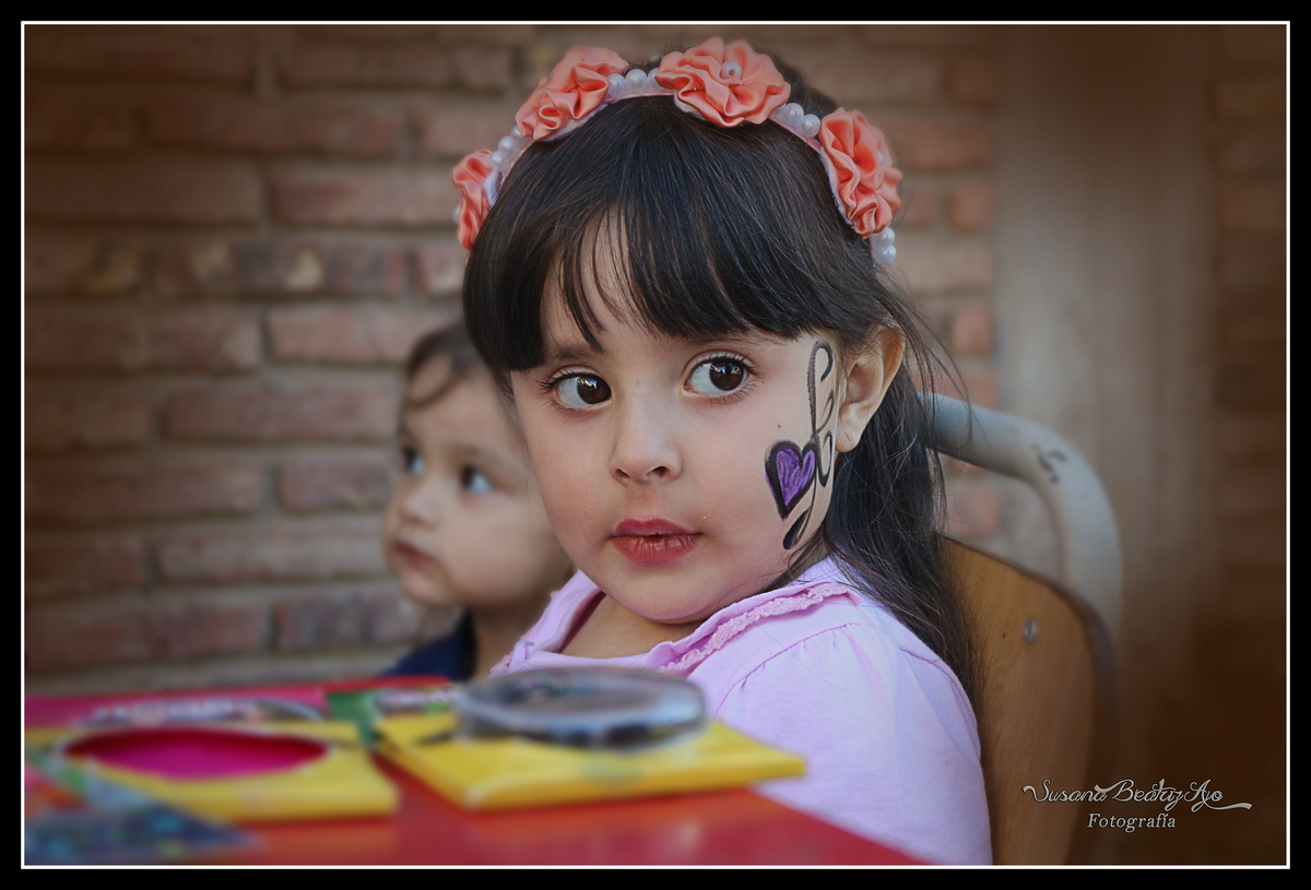 niña con maquillaje infantil