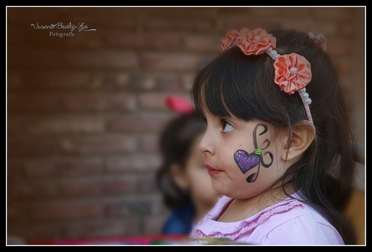 niña con maquillaje infantil