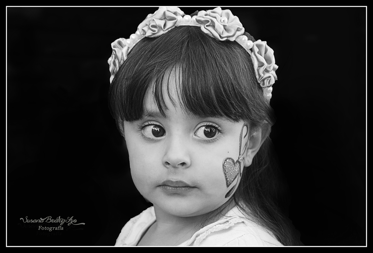 retrato de niña en blanco y negro, con maquillaje infantil 