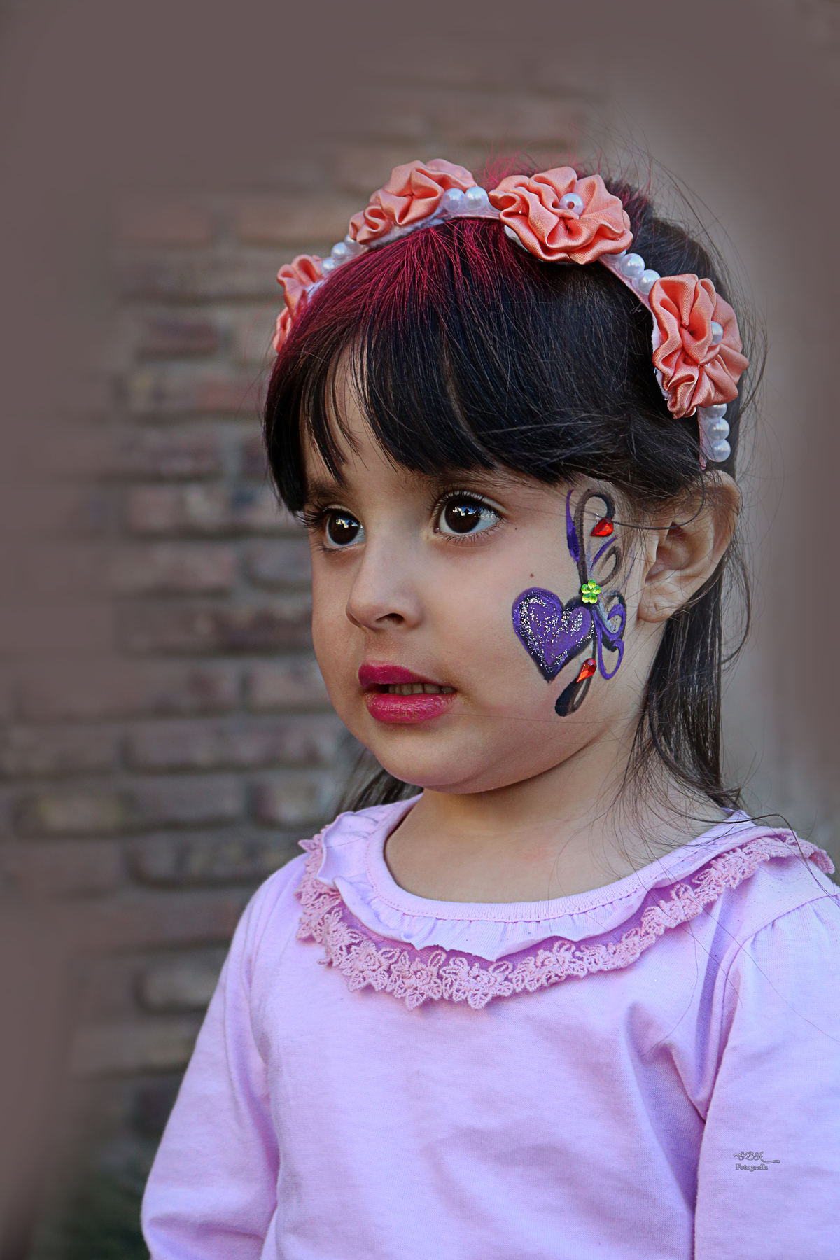 retrato de niña con maquillaje infantil 