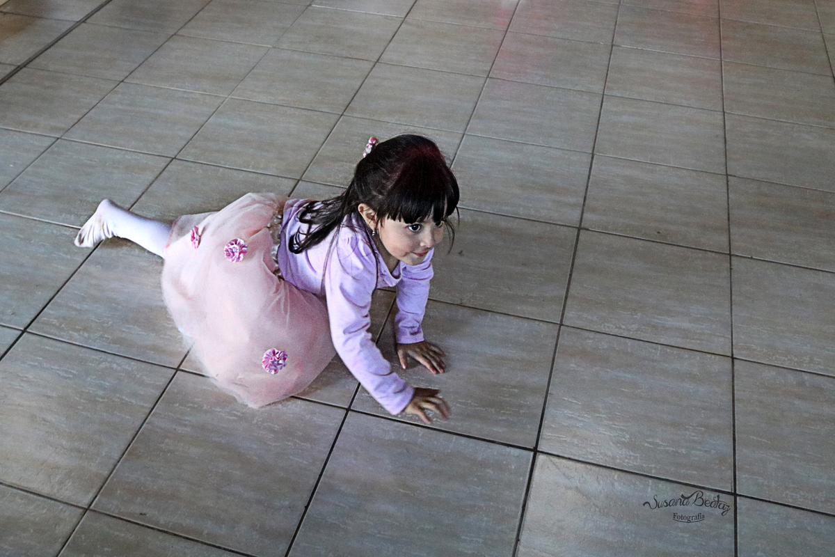 niña jugando en el piso