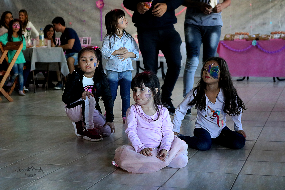 niñas sentadas en el piso jugando