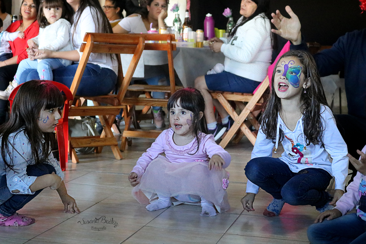 niñas sentadas en el piso jugando