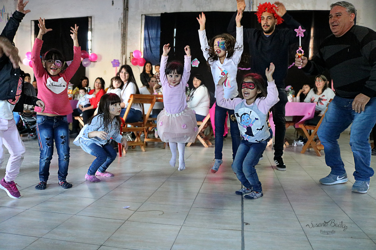 niños y adultos saltando