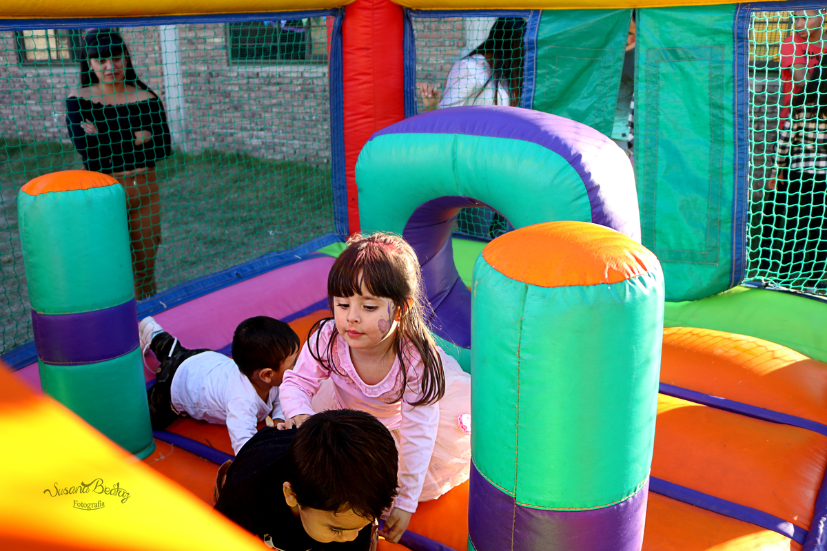 niños jugando dentro de pelotero