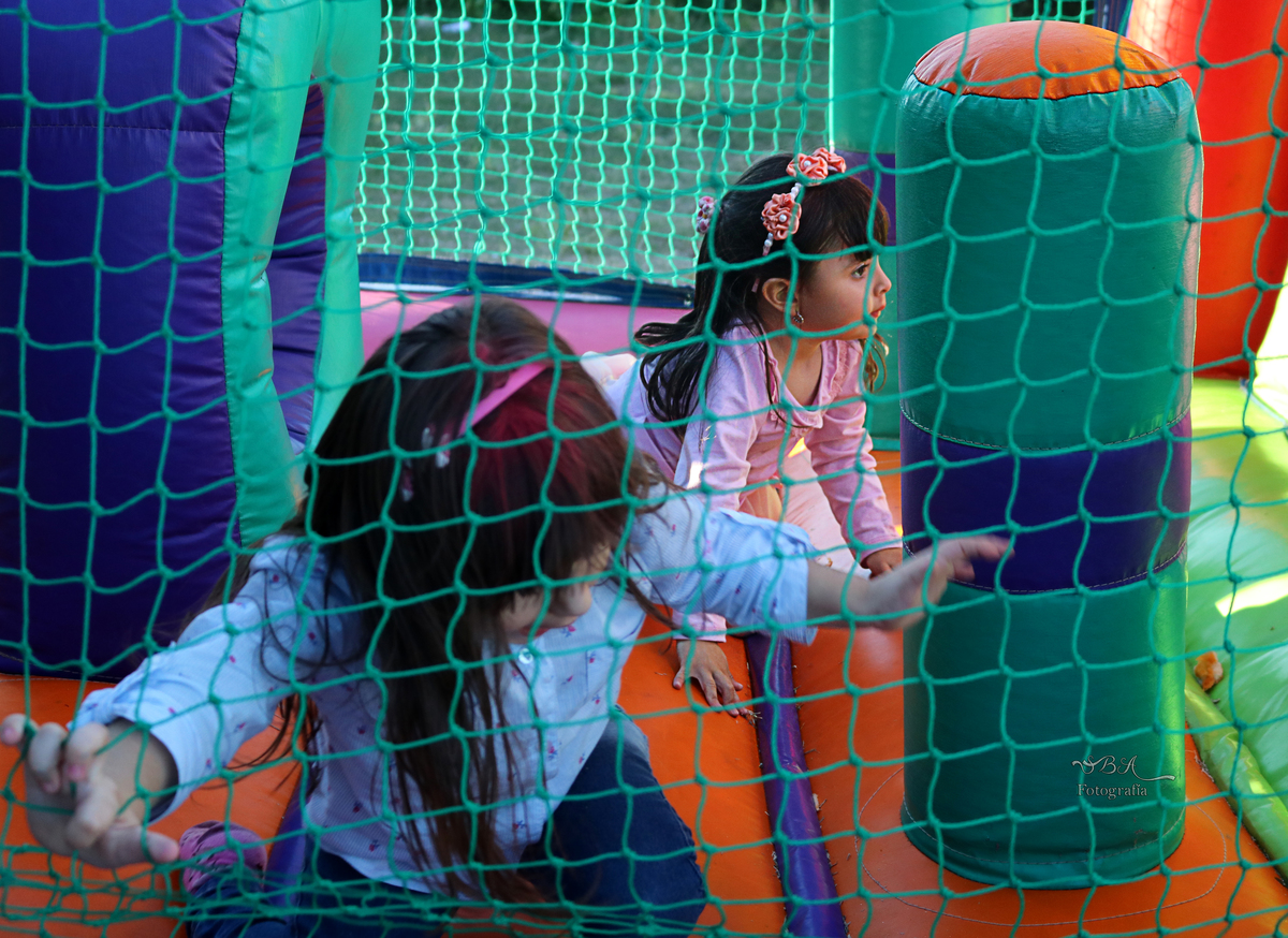 niñas jugando dentro de pelotero