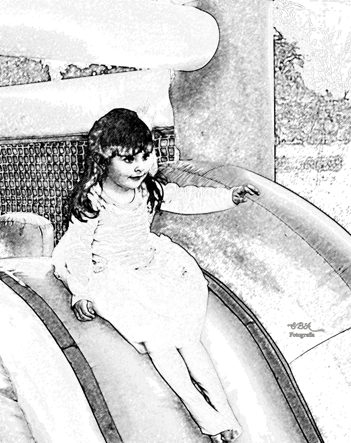 niña jugando en tobogan de pelotero