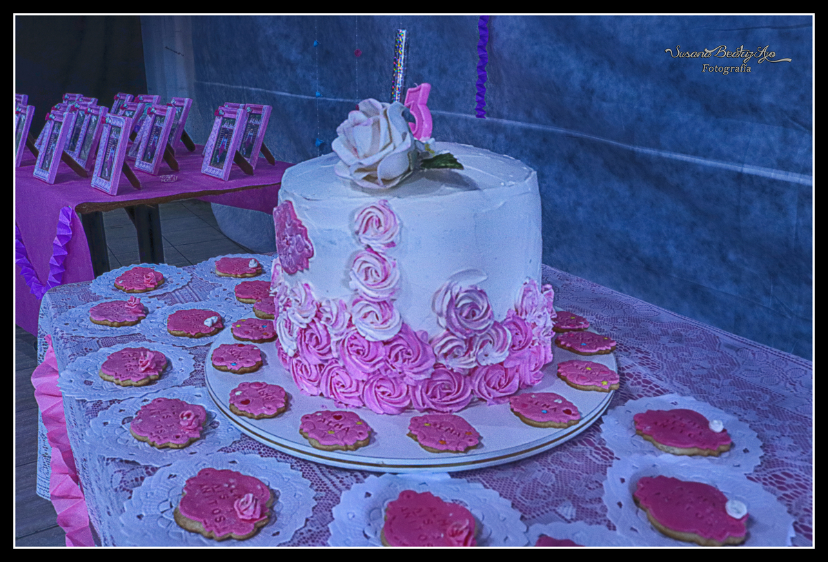 torta de cumpleaños blanca con decoración en rosas rosas y al tono, con masa seca en blondas blanca