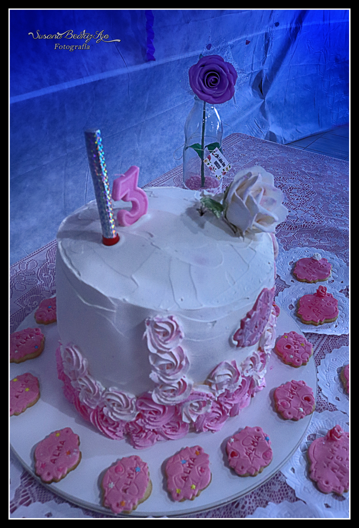 torta de cumpleaños blanca con decoración en rosas rosas y al tono, con masa seca en blondas blanca